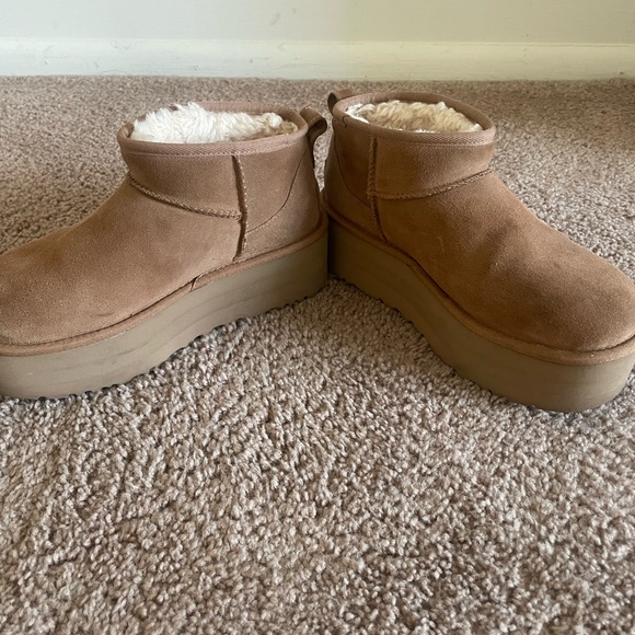 UGG Women's Classic Ultra
Mini Platform Booties size 8 Chestnut Color - Picture 3 of 5